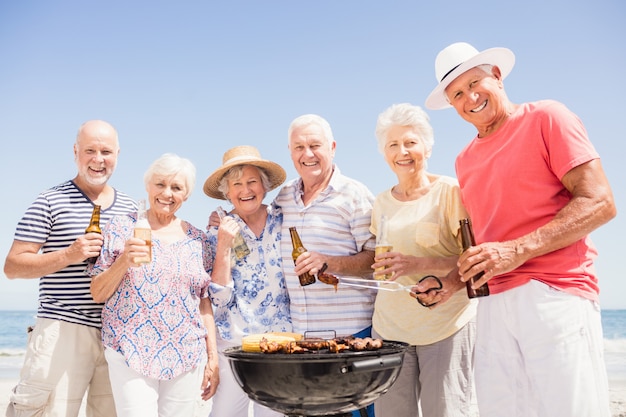 Amigos mayores que tienen una barbacoa