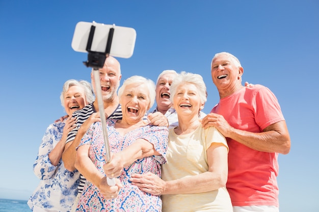 Amigos mayores que toman selfie