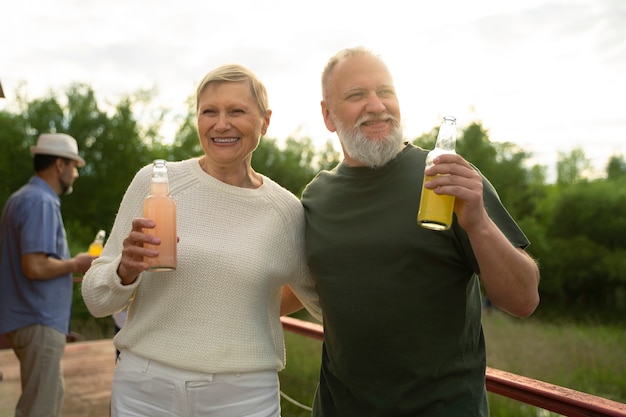 Foto amigos de mediana edad divirtiéndose en el festival de comida