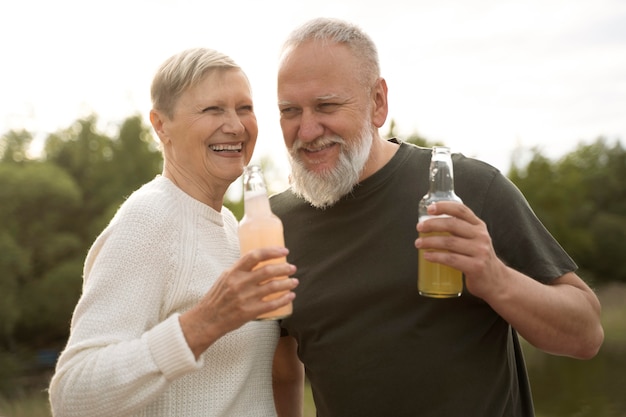 Amigos de mediana edad divirtiéndose en el festival de comida