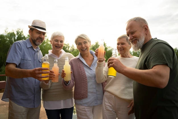 Foto amigos de mediana edad divirtiéndose en el festival de comida