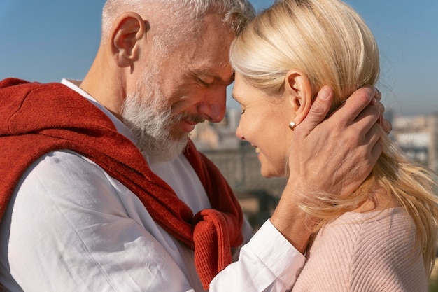 Foto amigos de mediana edad divirtiéndose