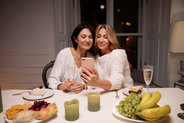 Amigos de mediana edad en la noche cenando