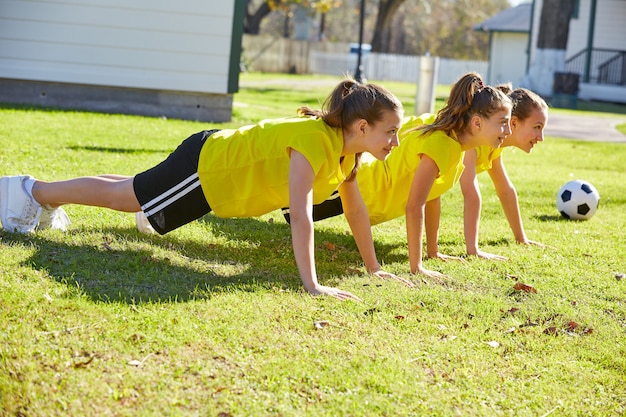 Foto amigos meninas adolescentes flexões treino no parque