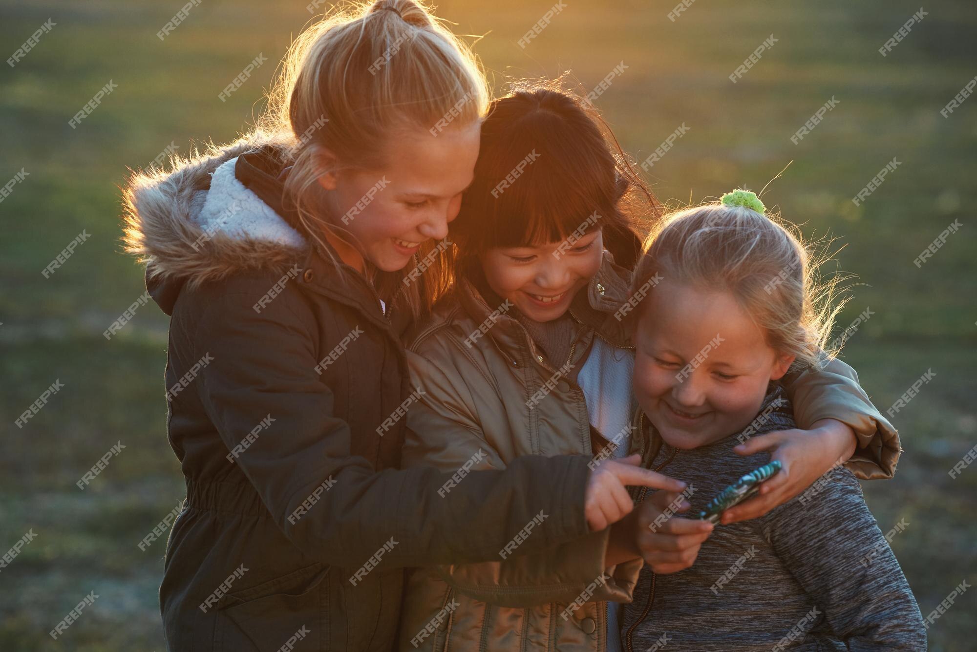 Amigos meninas ao ar livre e smartphone para conexão de jogos