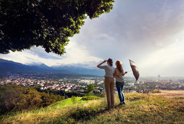 Amigos mirando el paisaje urbano en las montañas.