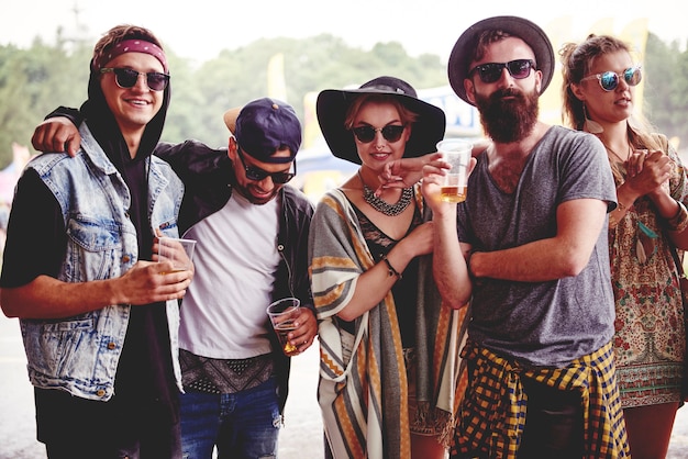 Amigos de moda en el festival de música.