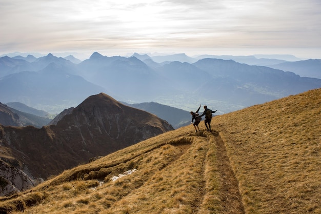 Amigos en la montaña contra el cielo