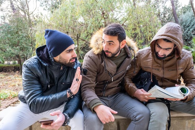 Foto amigos muçulmanos árabes na universidade estudando juntos