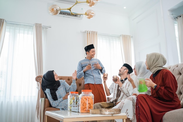 Amigos muçulmanos se reúnem para comer lanches e bebidas juntos para celebrar o eid em casa