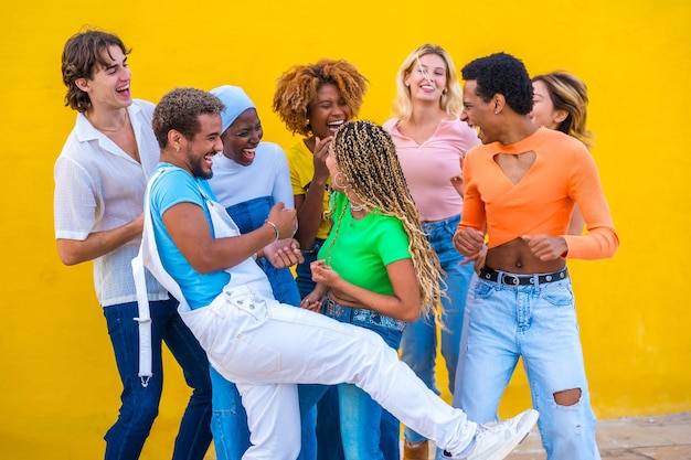 Amigos multiculturais alegres a dançar e a divertir-se