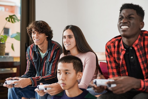 Amigos multiétnicas jogando videogame em casa