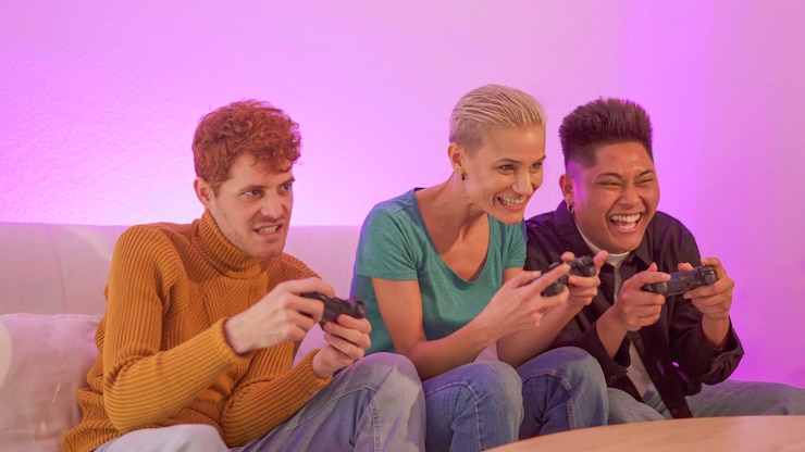 Foto amigos multiétnicos entusiasmados jogando console em casa