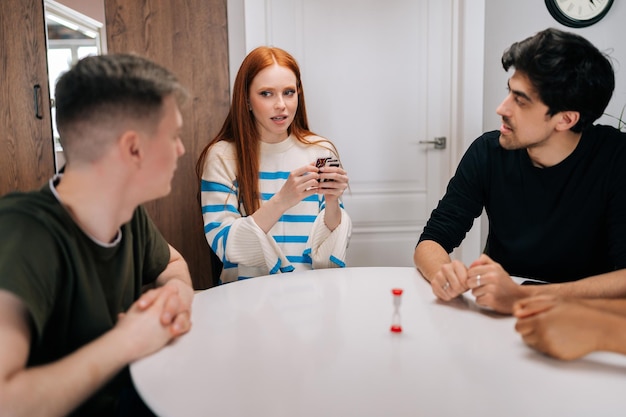 Amigos Jogando Jogo De Cartas Unitárias Durante As Férias