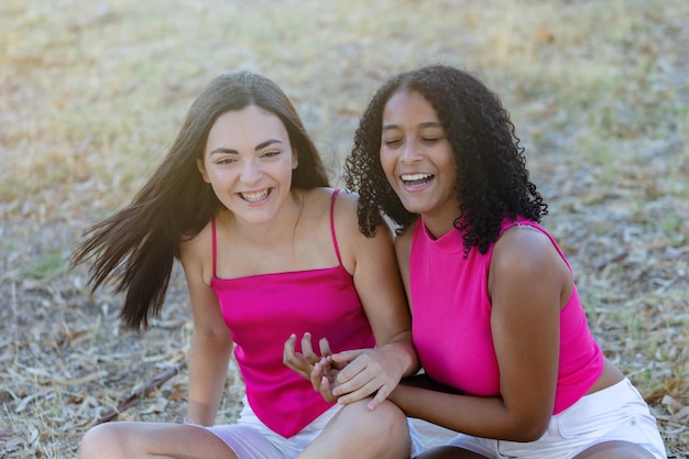 Amigos multiétnicos pasando un hermoso día de verano