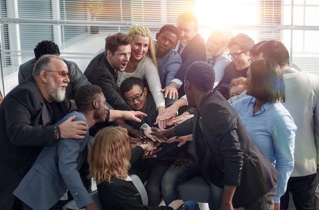 Amigos multirraciais se divertindo e rindo, diferentes jovens