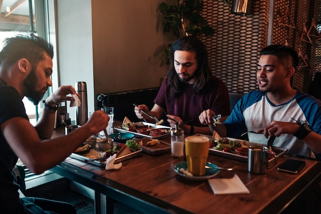 Amigos multirraciales desayunan en la cafetería