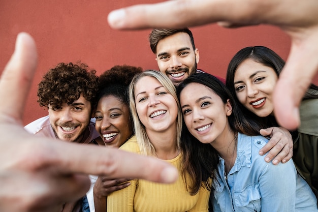 Amigos multirraciales felices divirtiéndose al aire libre - Centrarse en la cara de niña del centro