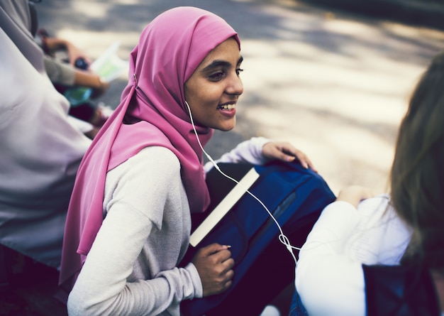 Amigos musulmanes en una escuela