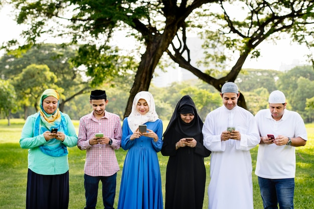 Amigos musulmanes usando las redes sociales