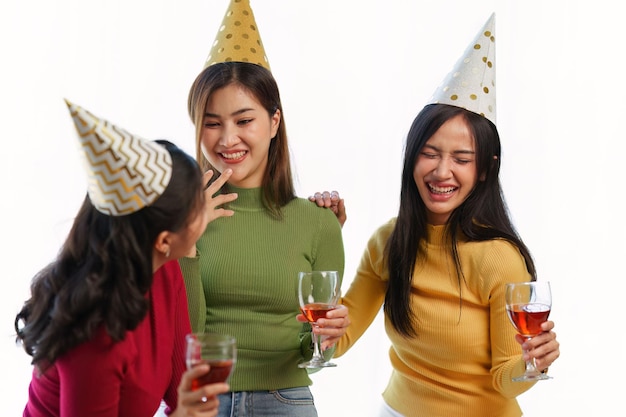 Amigos na festa de aniversário tilintando copos com champanhe e pizza desfrutando de pizza de férias de Natal na mesa Evento de festa de fim de ano