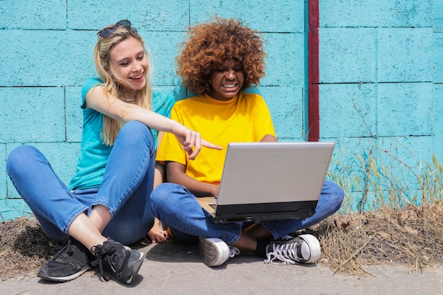 Amigos navegando en internet