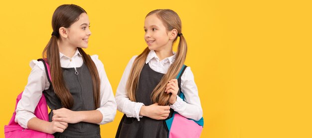 Amigos de las niñas de la escuela Aprender juntos Niños felices de regreso a la escuela Uniformes escolares Educación formal