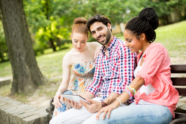 Amigos no banco com tablet