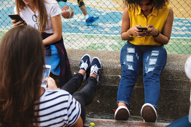 Foto amigos no parque usando smartphones