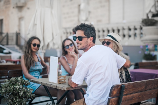 Amigos no terraço de um café