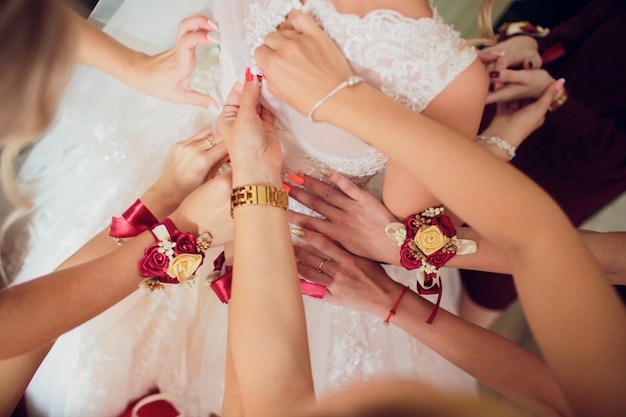 Los amigos de la novia se muestran manicura. Vestidos verdes concepto de boda, amistad y moda