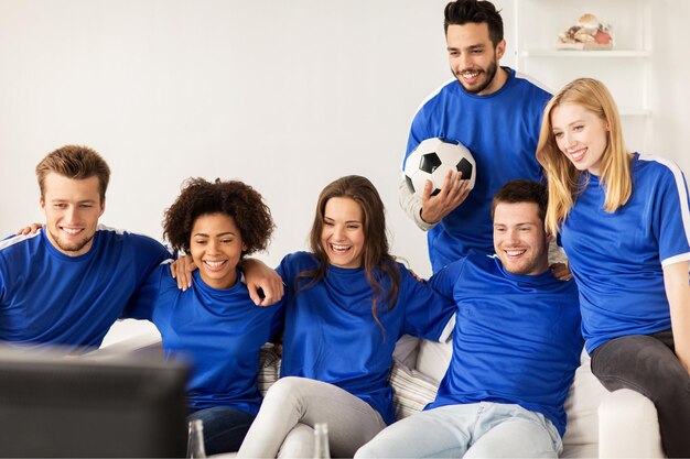 Amigos o aficionados al fútbol que ven el fútbol