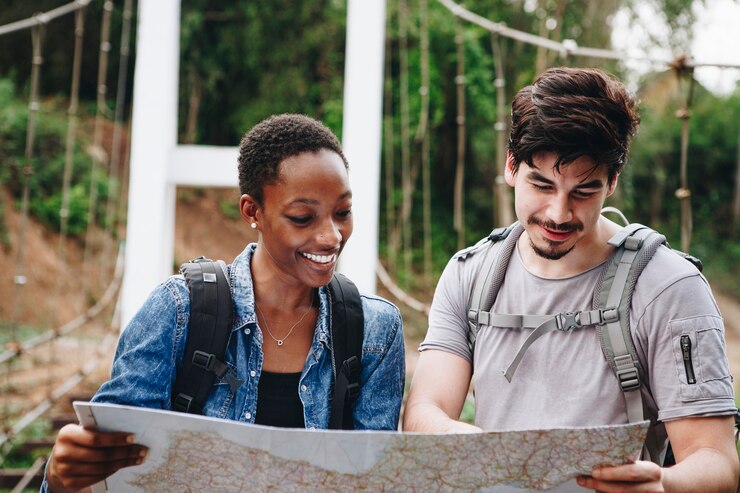 Foto amigos, olhar, um, mapa