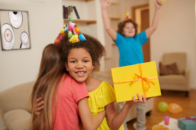 Amigos parabenizando uma garota com seu aniversário e dando presentes a ela