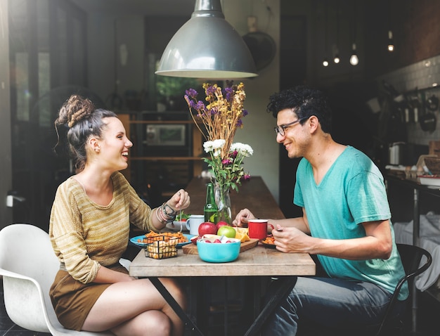 Amigos y pareja cenando sesión