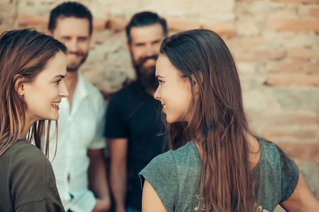 Amigos de parejas sonrientes