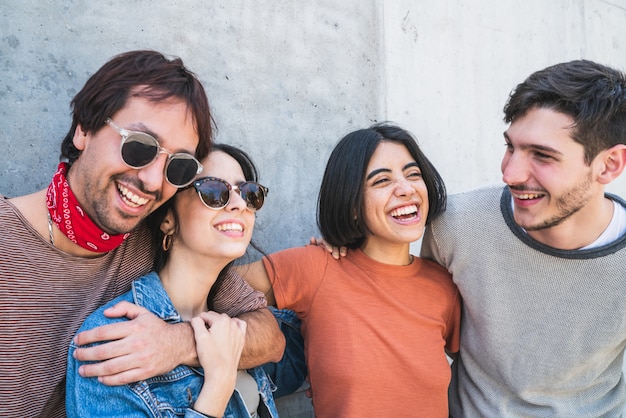 Foto amigos pasando buen tiempo juntos