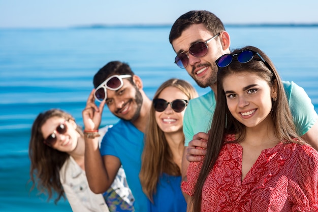 Amigos passam um fim de semana no mar.