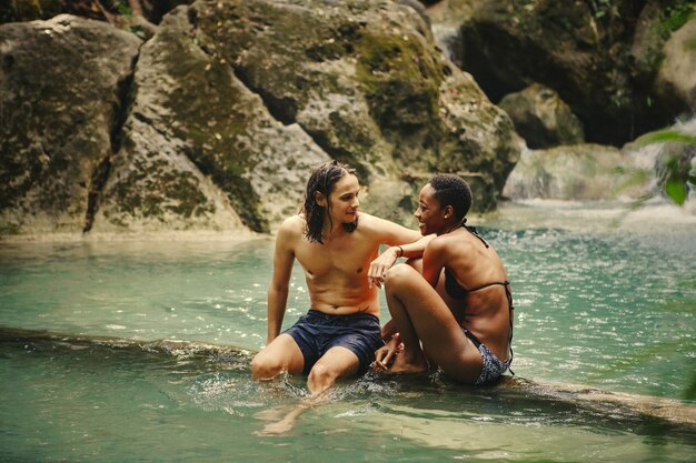 Amigos, penduradas, em, um, cachoeira