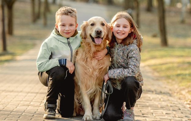 Amigos con perro golden retriever