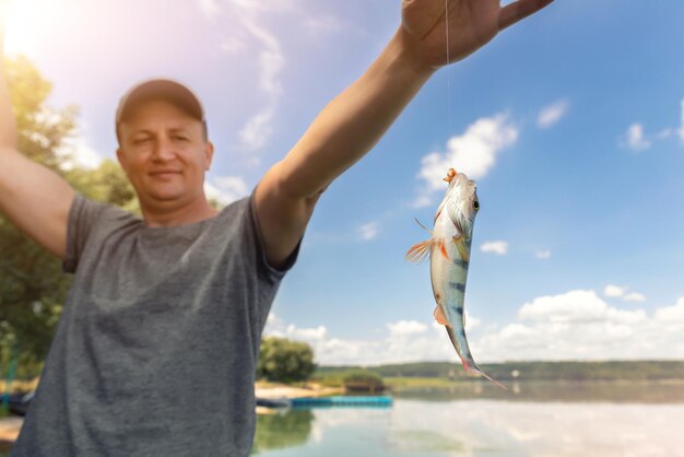 Foto amigos de pie en el agua contra el cielo