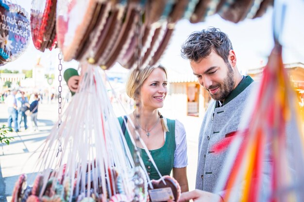 Foto amigos de pie en el mercado