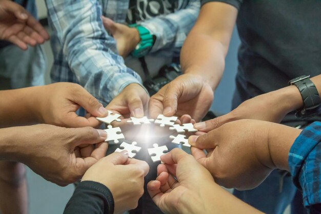 Foto amigos con piezas de rompecabezas