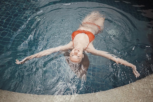 amigos piscina de verano, vacaciones de verano / concepto de piscina, vacaciones divertidas para jóvenes