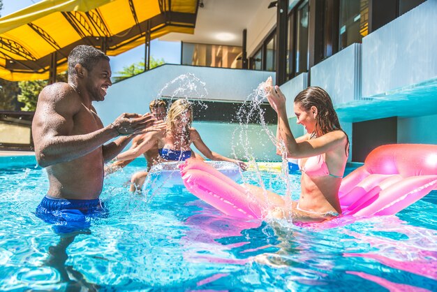 Amigos en una piscina