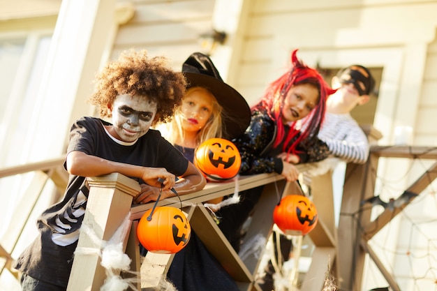 Amigos posando al aire libre en Halloween