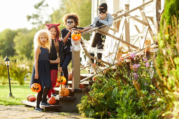 Amigos posando en Halloween