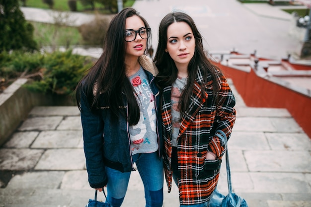 amigos posando con ropa de invierno