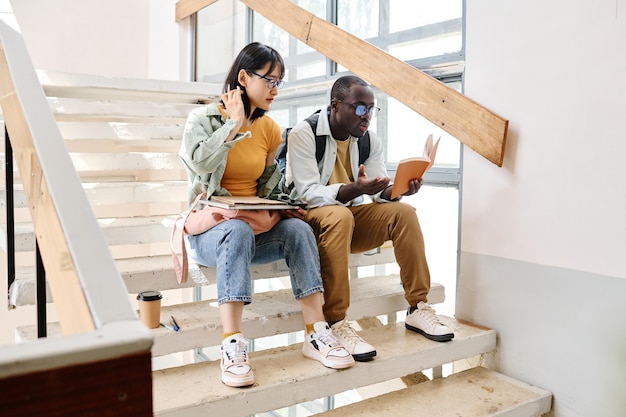 Foto amigos preparándose para el examen juntos