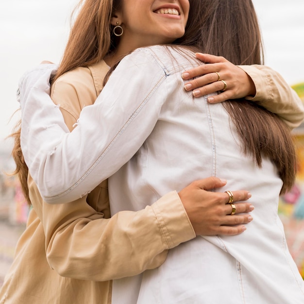 Foto amigos próximos se abraçando